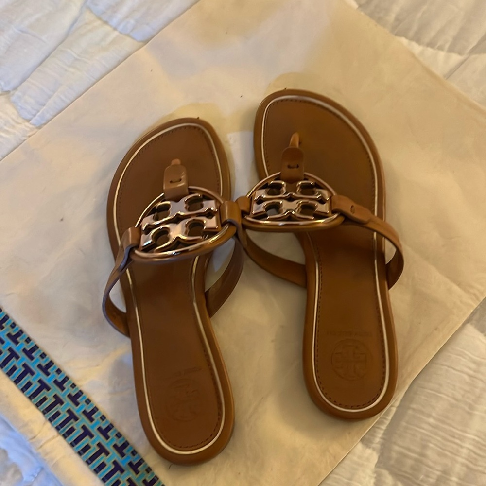 MILLER SOFT METAL LOGO SANDAL